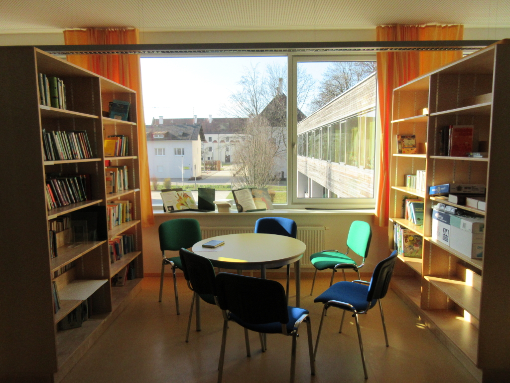 runder Tisch mit Stühlen in der Bibliothek