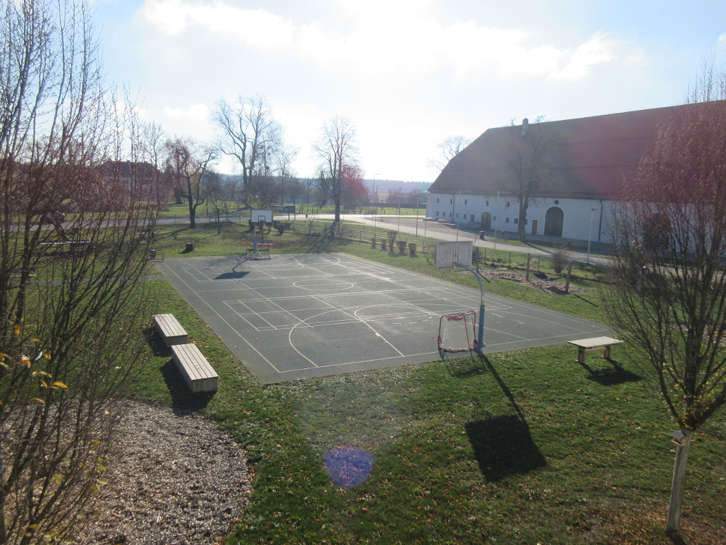 Basketballplatz im Gegenlicht