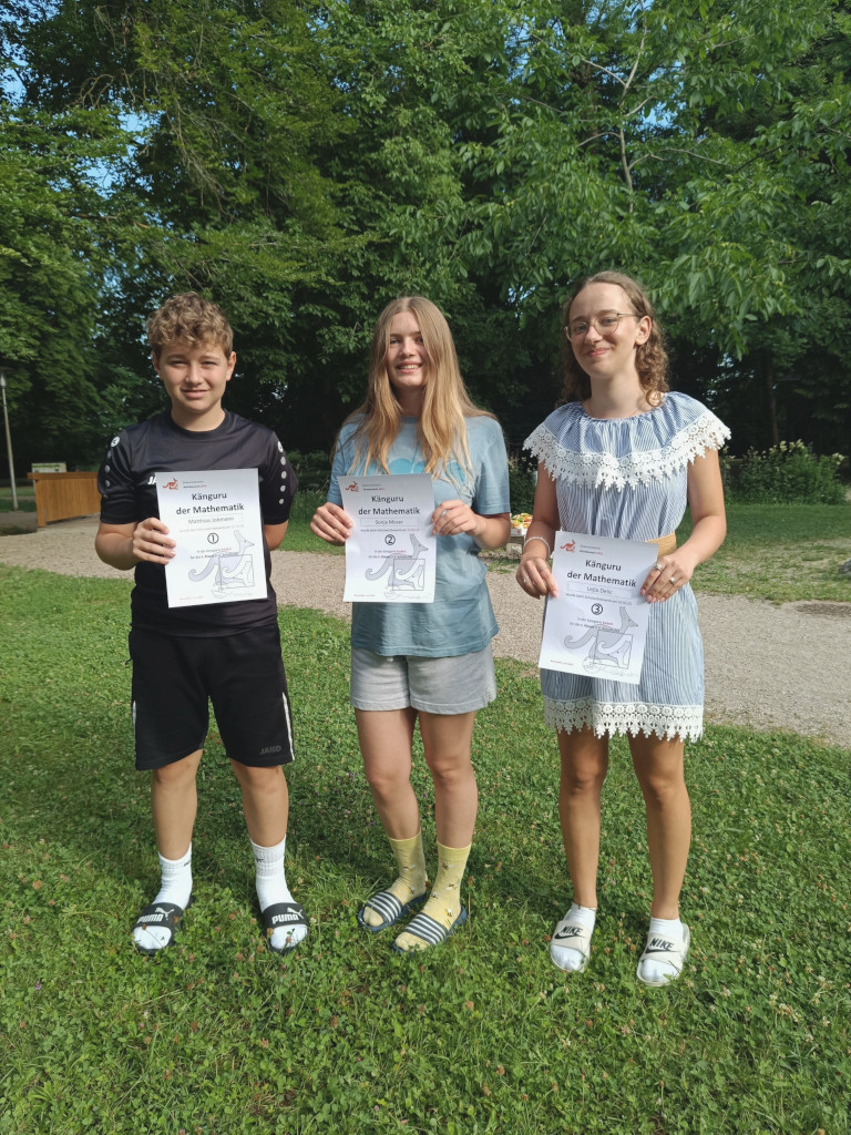 Zwei Schülerinnen und ein Schüler