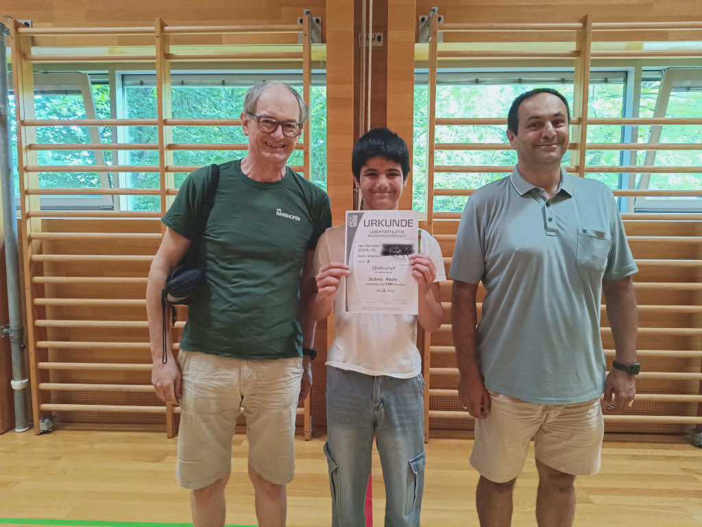 Ehrung für seinen 2. Platz im Dreikampf bei der Leichtathletik-Bezirksmeisterschaft