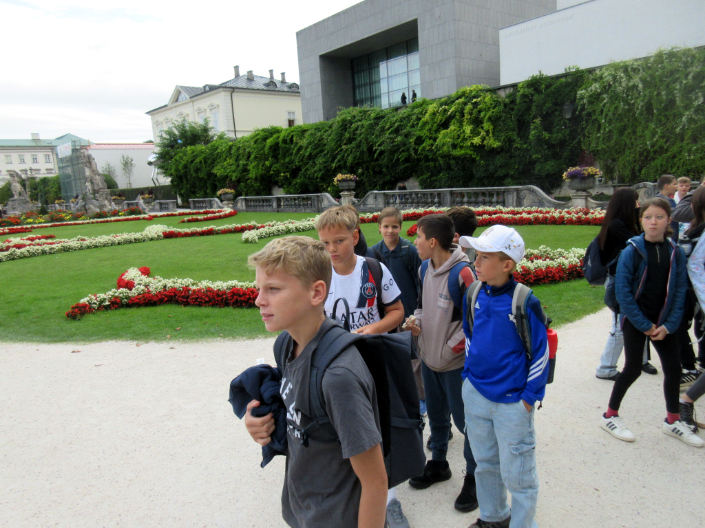 Wandertag durch den Mirabellgarten Mehrere Schüler im Mirabellgarten