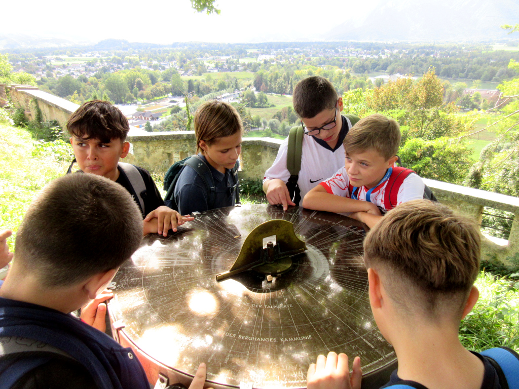 Die Buben orientieren sich in alle Richtungen