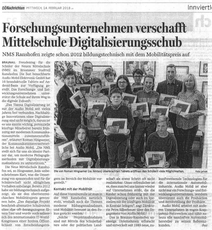 Bericht mit einem Foto unserer Schüler:innen mit den neuen Tablets